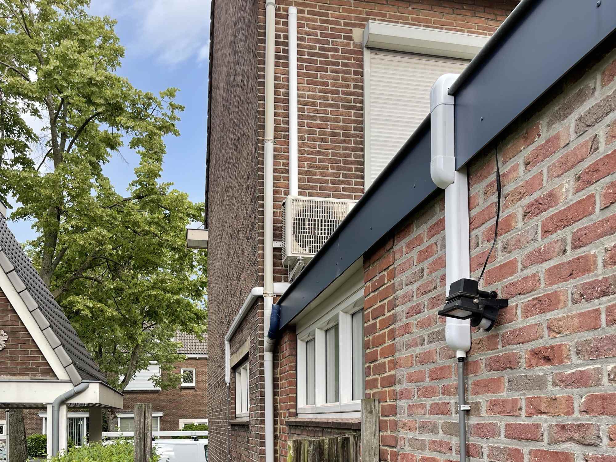 Airco installatie leidinggoot afgewerkt over de boeiboord