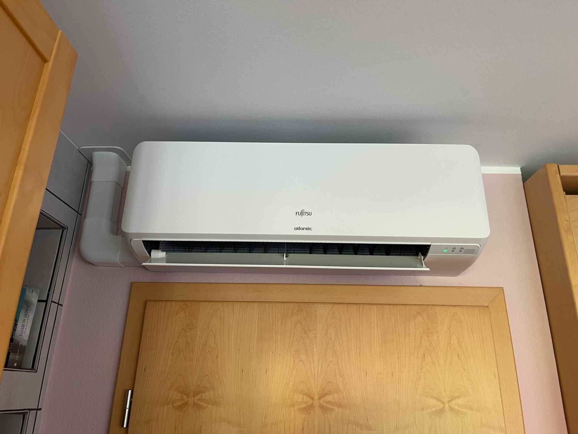 Airco installatie zeer net afgewerkt met leidinggoot