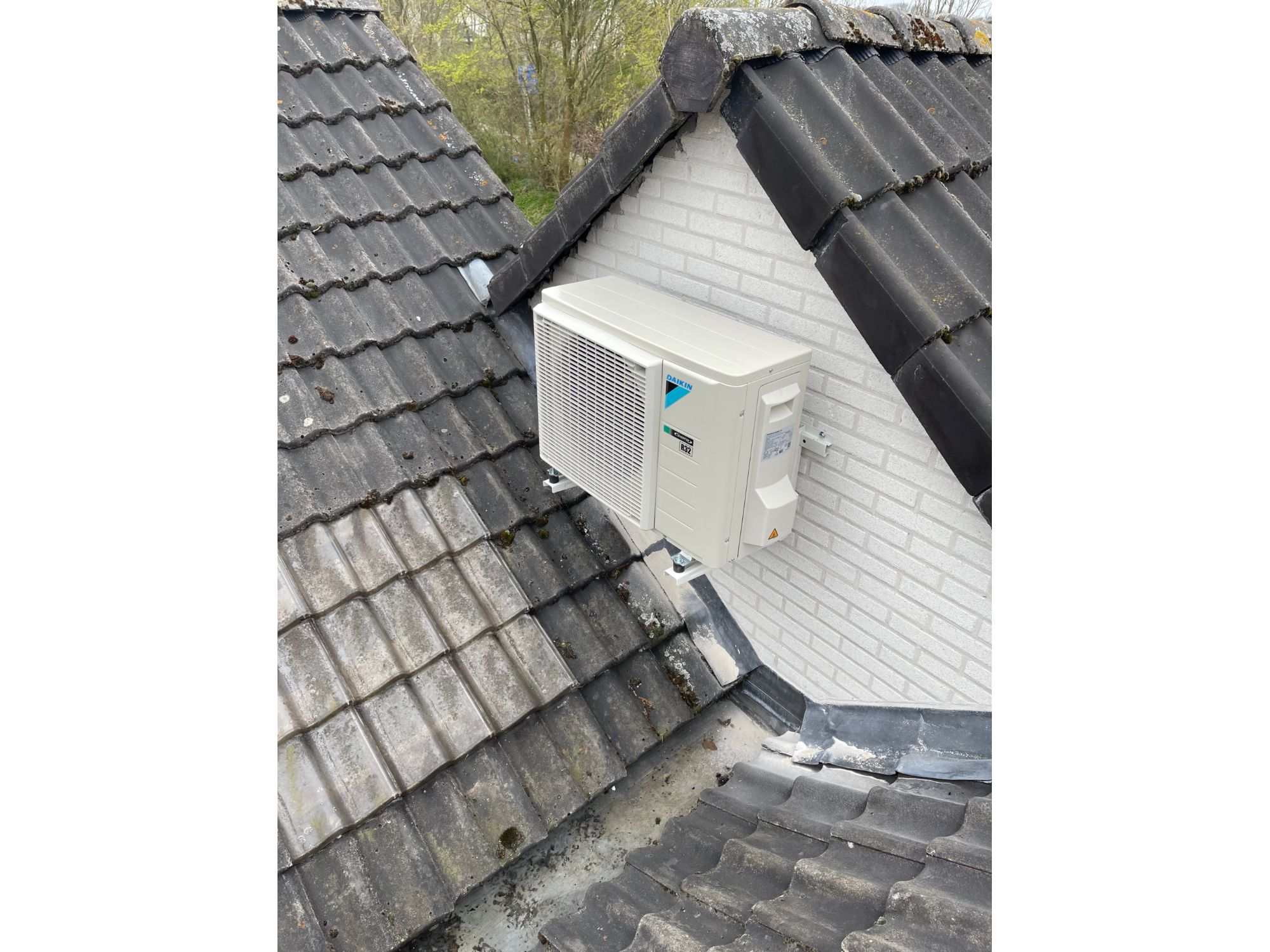 Airco Installateur Limburg heeft de buiteneenheid Daikin aan de gevel gemonteerd